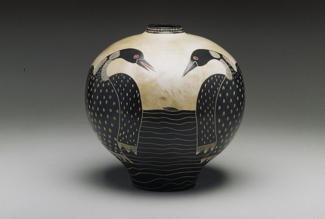 earthenware vessel depicting two mirrored birds
